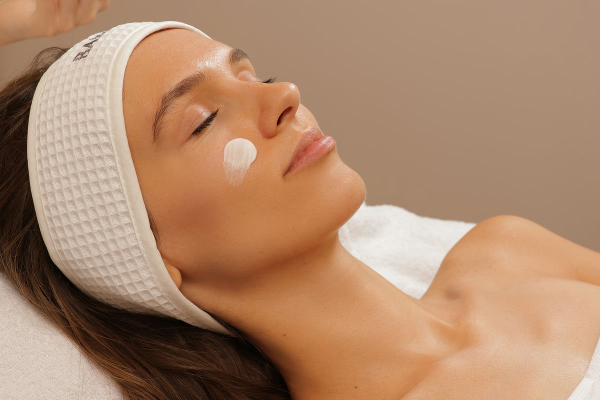 ОСВЕТЛЯЮЩИЙ ТОН BRIGHT GLOW для коррекции пигментации и придания сияния кожи